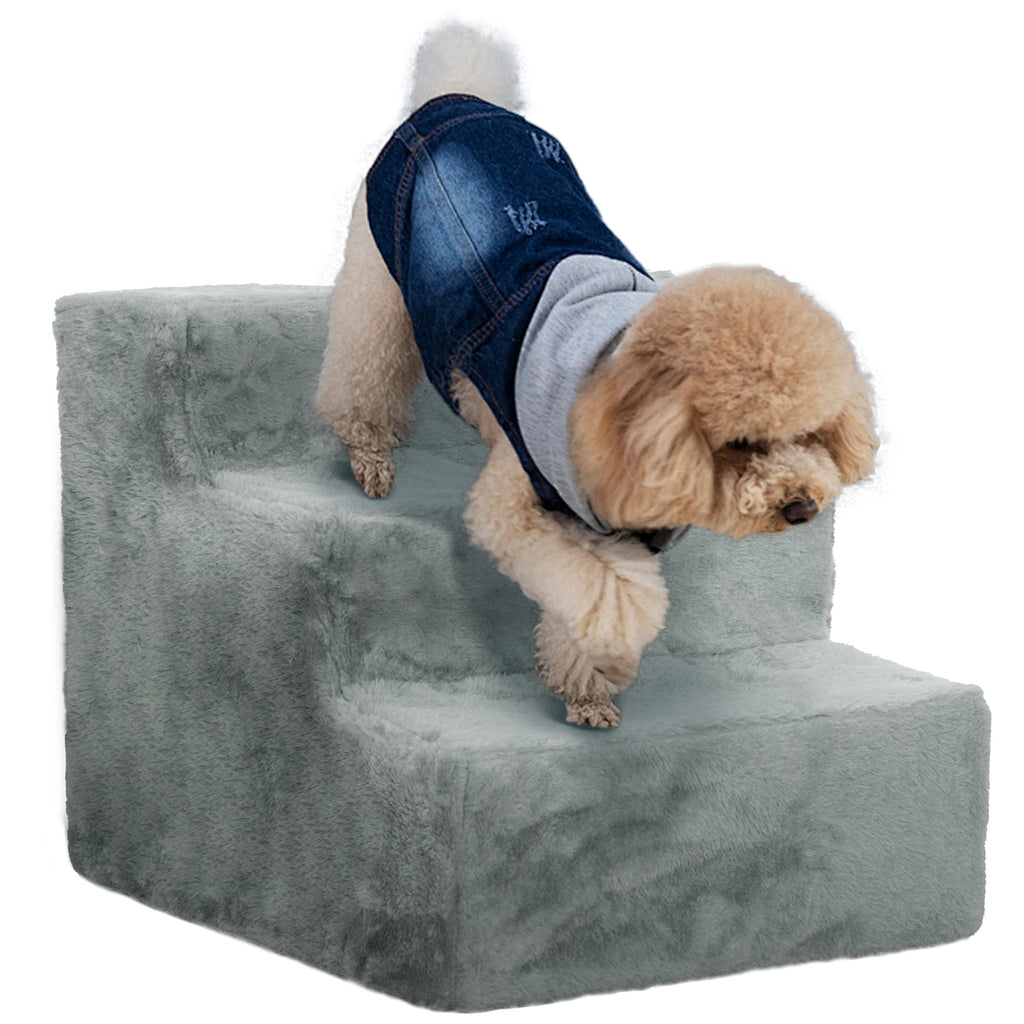 Caniche bajando por la escalera de peluche gris