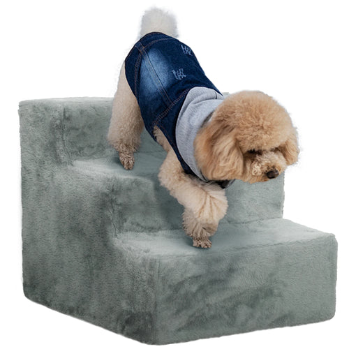 Caniche bajando por la escalera de peluche gris