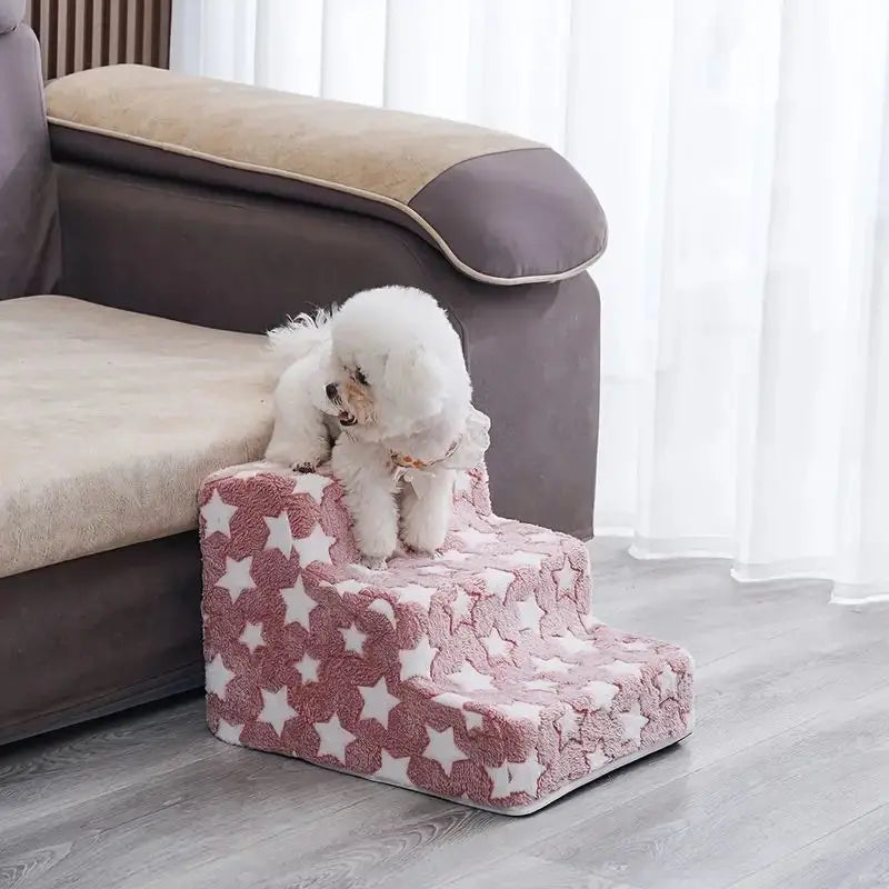 Perro usando la escalera para subir al sofá