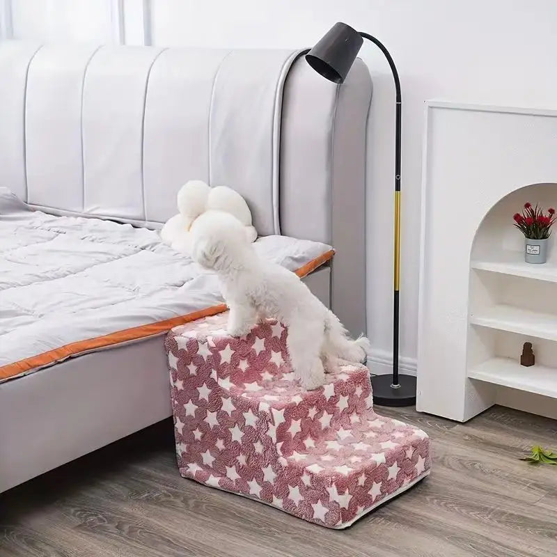 Perro subiendo a la cama por la escalera rosa